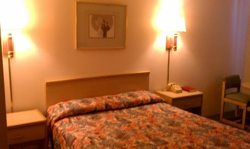 Goodnite Inn And Suites Of Bullhead City Room photo